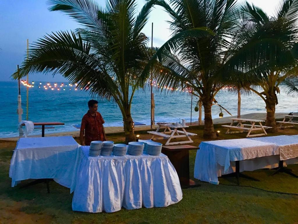 Peacock Beach Hotel Hambantota Exterior photo