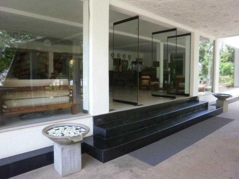 Peacock Beach Hotel Hambantota Exterior photo